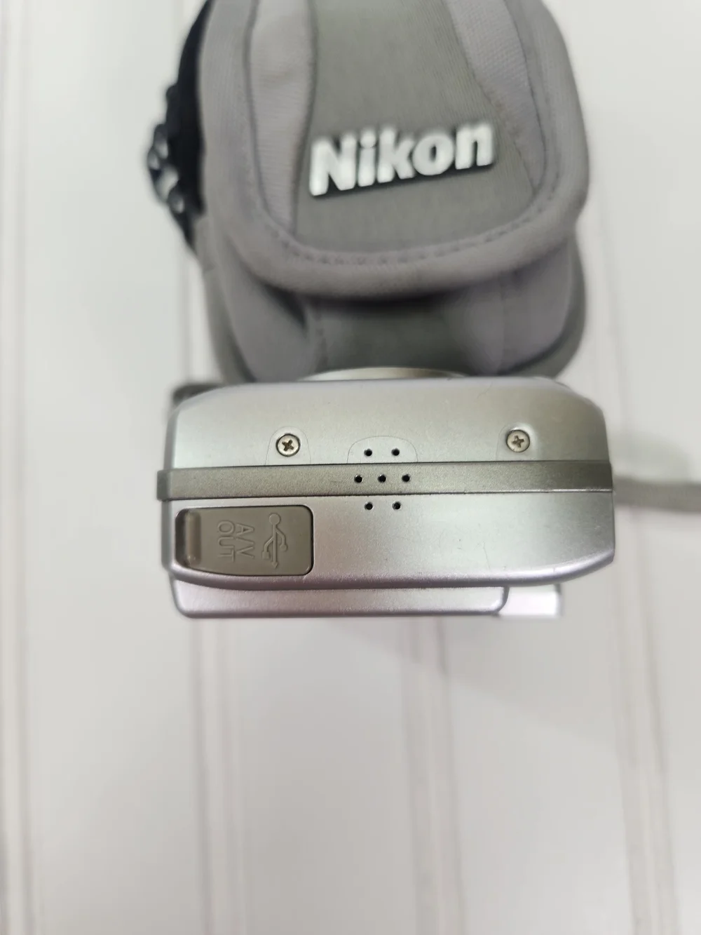 Nikon Coolpix 5600 5.0MP Digital Camera - Silver with Case & Wrist Strap